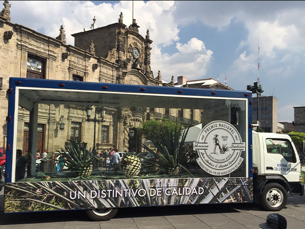 Apa Vip Vitrina M�vil Activaciones BTL en La Paz Tequila El Patriarca Desfile